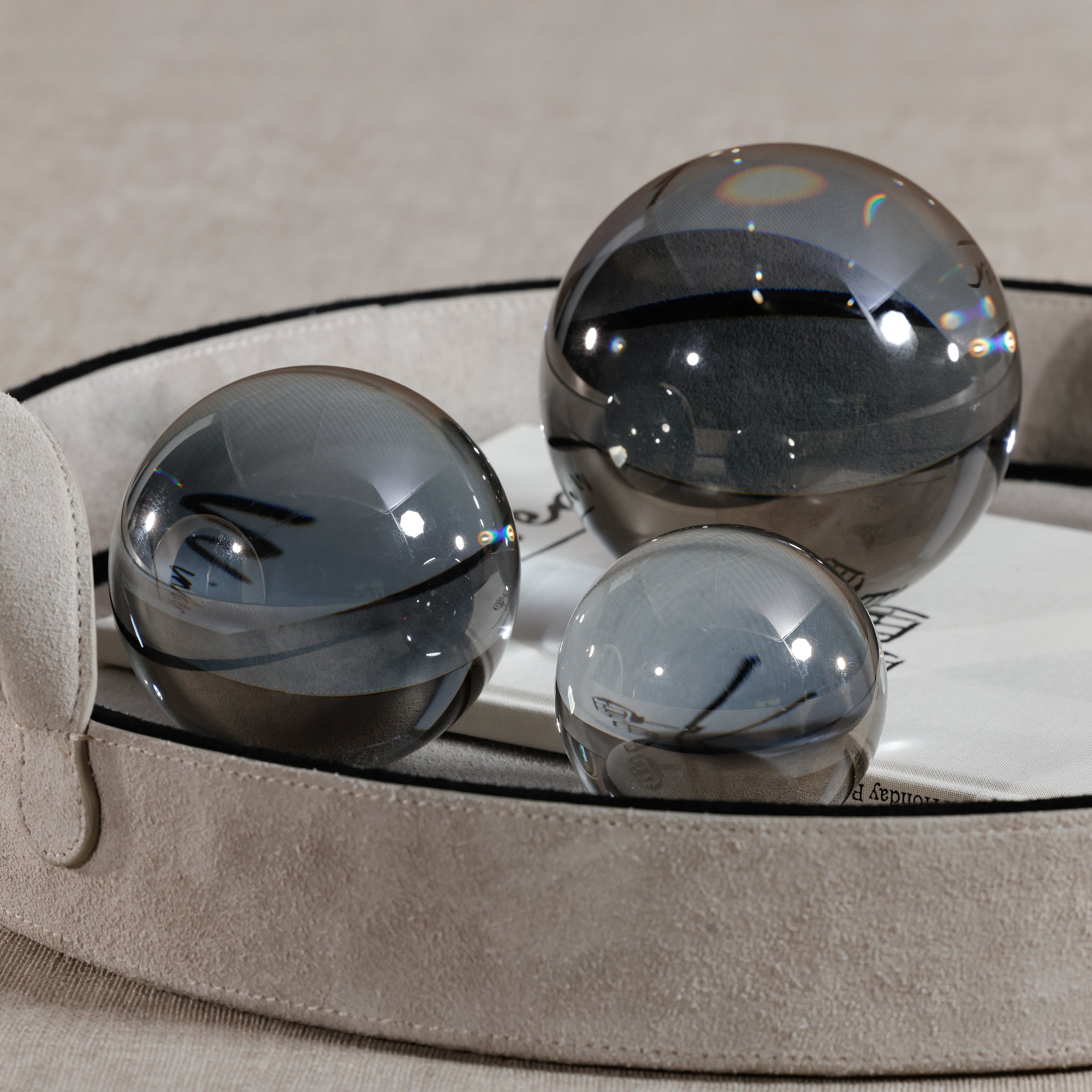 Boule décorative en verre de cristal, grande, gris fumée